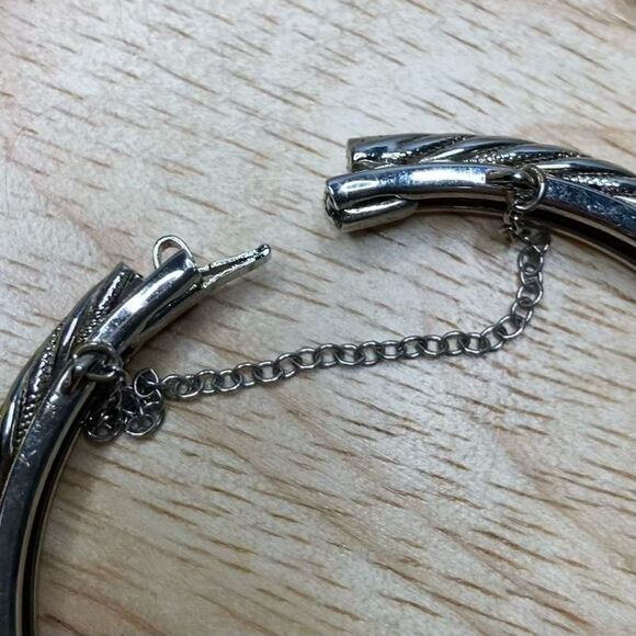 Whiting Davis & Co. Bracelet & 4 Pairs of Handmade Silver Tone Women’s Earrings - Picture 13 of 14